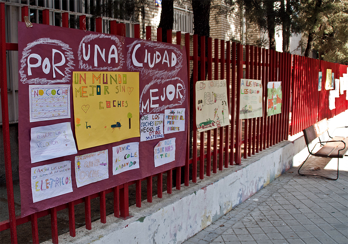 Dibujos de los alumnos en la valla del colegio. Foto: A. Vicente