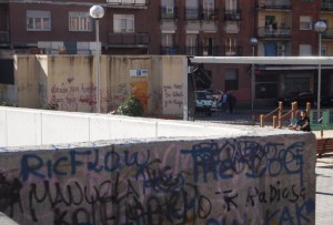 Plaza del Poeta Leopoldo de Luis, detalles de pintadas. Foto: Francisco LG