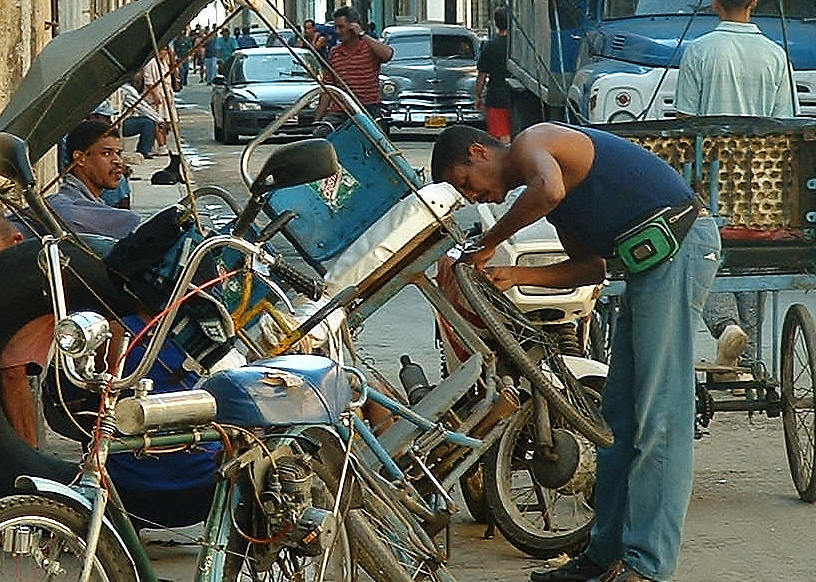 Reparando bicis. Foto: BeaBurgos