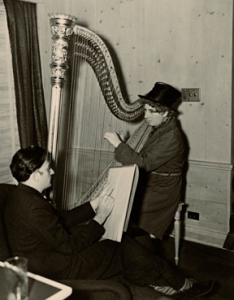 Dalí dibujando a Harpo Marx, 1937. Foto: Fundación Canal