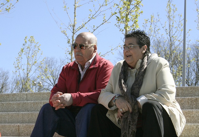 Isabel Hidalgo, fundadora de INCREFAM, acompaña de uno de los abuelos de la asociación, Ángel Olmos