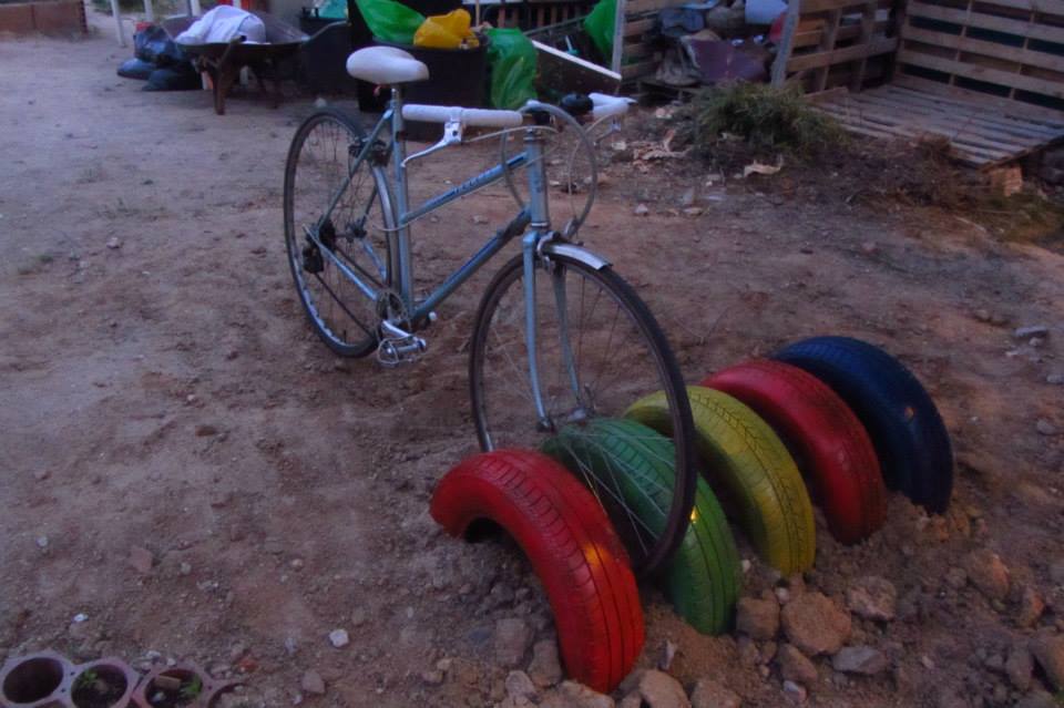 Aparcamiento de bicis realizado con materiales reciclados. Foto: Huerta de Tetuán