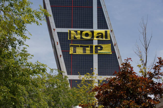 17/05/2016. Torres Kio, Madrid, España / Spain Seis activistas de Greenpeace están escalando la fachada sur de una de las dos Torres Kio, los edificios madrileños que forman la llamada ‘Puerta de Europa’ para expresar así su protesta ante las negociaciones que están llevando a cabo la Unión Europea y los Estados Unidos, para acordar un Tratado Transatlántico de Comercio e Inversiones, más conocido por las siglas TTIP. La publicación el pasado 2 de mayo de los documentos secretos de esta negociación por parte de Greenpeace Holanda, el TTIP Leaks, ha aumentado el grado de rechazo a este acuerdo debido a sus contenidos. La organización medioambiental considera que este tipo de acuerdos deben negociarse bajo el paraguas de los Objetivos de Desarrollo Sostenible de Naciones Unidas o los compromisos alcanzados en la cumbre contra el cambio climático de París y exige que así se haga. copyright. ©Greenpeace/Pablo Blázquez. -©Greenpeace Handout –No sales – No Archives – Editorial Use Only – Free use only for 14 days after release. Photo provided by GREENPEACE, distributed handout photo to be used only to illustrate news reporting or commentary on the facts or events depicted in this image. ©Greenpeace Handout – No Ventas – No Archivos - Uso Editorial Solamente – Uso Libre Solamente para 14 días después de Liberación. Foto proporcionada por GREENPEACE, uso solamente para ilustrar noticias o comentarios sobre los hechos o eventos representados en esta imagen.