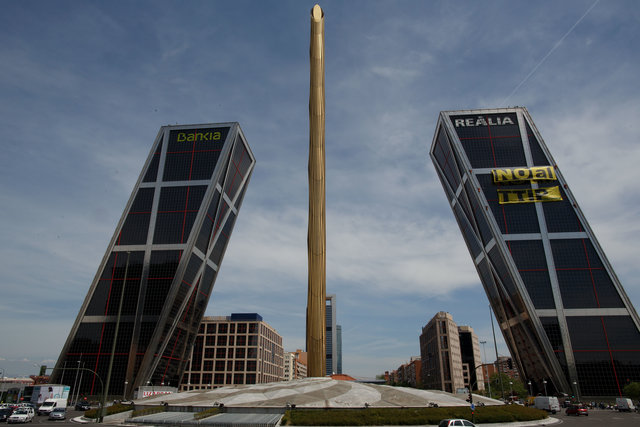 17/05/2016. Torres Kio, Madrid, España / Spain Seis activistas de Greenpeace están escalando la fachada sur de una de las dos Torres Kio, los edificios madrileños que forman la llamada ‘Puerta de Europa’ para expresar así su protesta ante las negociaciones que están llevando a cabo la Unión Europea y los Estados Unidos, para acordar un Tratado Transatlántico de Comercio e Inversiones, más conocido por las siglas TTIP. La publicación el pasado 2 de mayo de los documentos secretos de esta negociación por parte de Greenpeace Holanda, el TTIP Leaks, ha aumentado el grado de rechazo a este acuerdo debido a sus contenidos. La organización medioambiental considera que este tipo de acuerdos deben negociarse bajo el paraguas de los Objetivos de Desarrollo Sostenible de Naciones Unidas o los compromisos alcanzados en la cumbre contra el cambio climático de París y exige que así se haga. copyright. ©Greenpeace/Pablo Blázquez. -©Greenpeace Handout –No sales – No Archives – Editorial Use Only – Free use only for 14 days after release. Photo provided by GREENPEACE, distributed handout photo to be used only to illustrate news reporting or commentary on the facts or events depicted in this image. ©Greenpeace Handout – No Ventas – No Archivos - Uso Editorial Solamente – Uso Libre Solamente para 14 días después de Liberación. Foto proporcionada por GREENPEACE, uso solamente para ilustrar noticias o comentarios sobre los hechos o eventos representados en esta imagen.