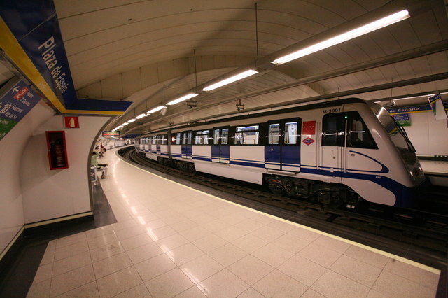 metro de madrid instalará cargadores móvil en estaciones